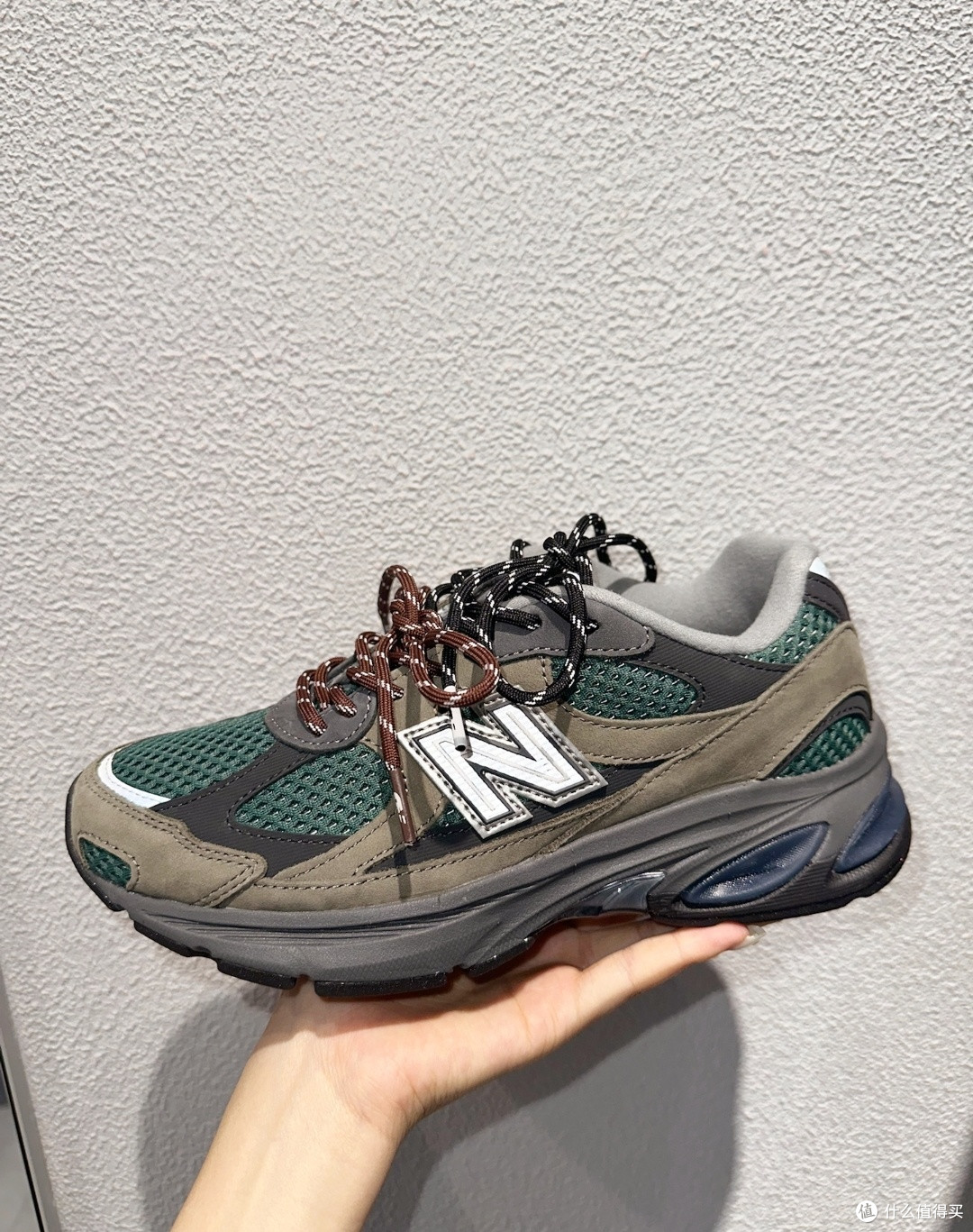 New Balance NB2010 "Vintage Khaki"：复古与现代的融合