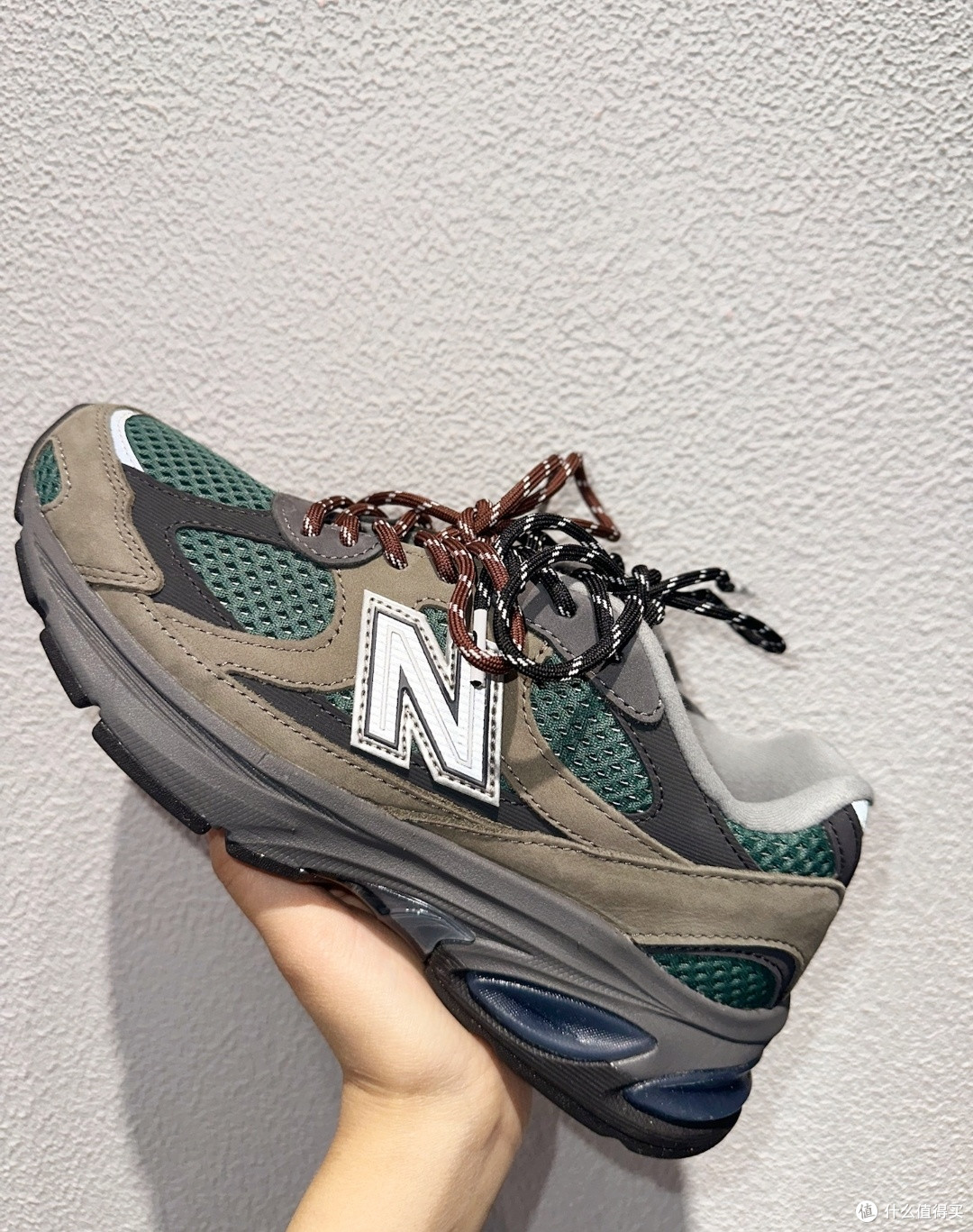 New Balance NB2010 "Vintage Khaki"：复古与现代的融合