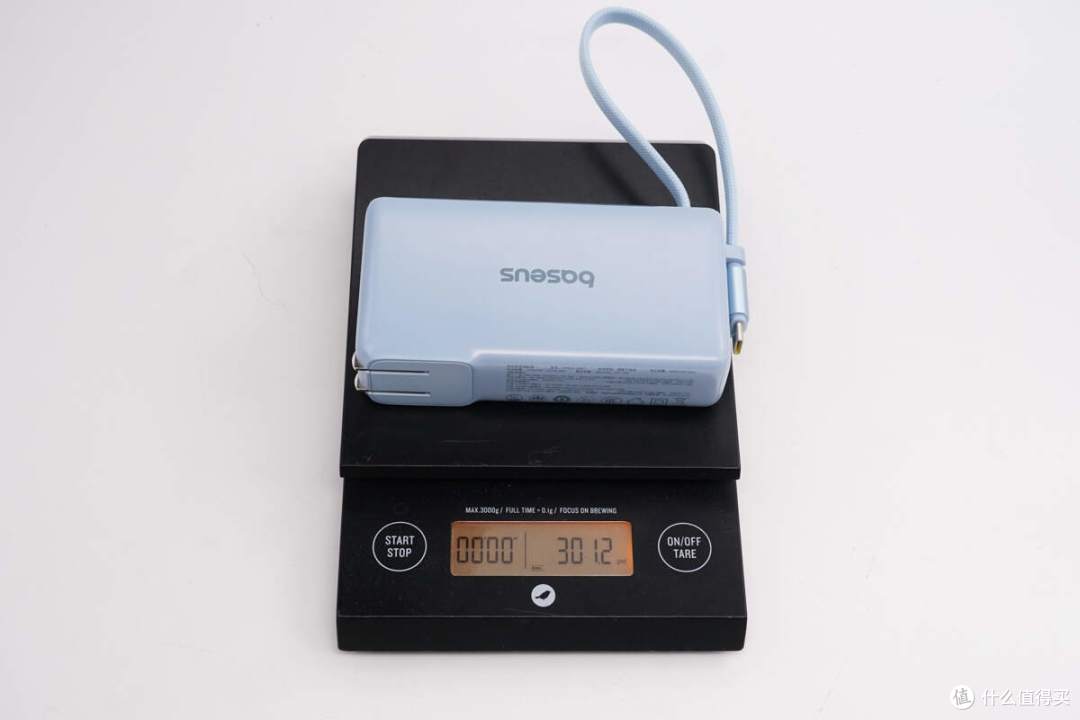 带USB-C线设计,便用还能当提绳,倍思67W超能充数显移动电源拆解