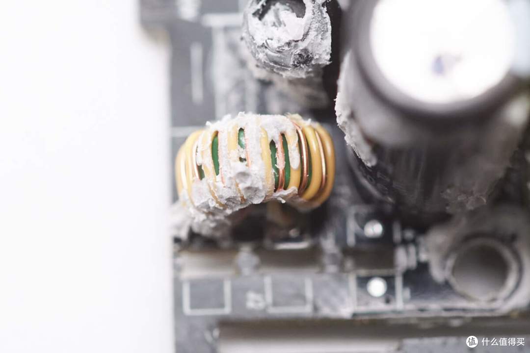 带USB-C线设计,便用还能当提绳,倍思67W超能充数显移动电源拆解