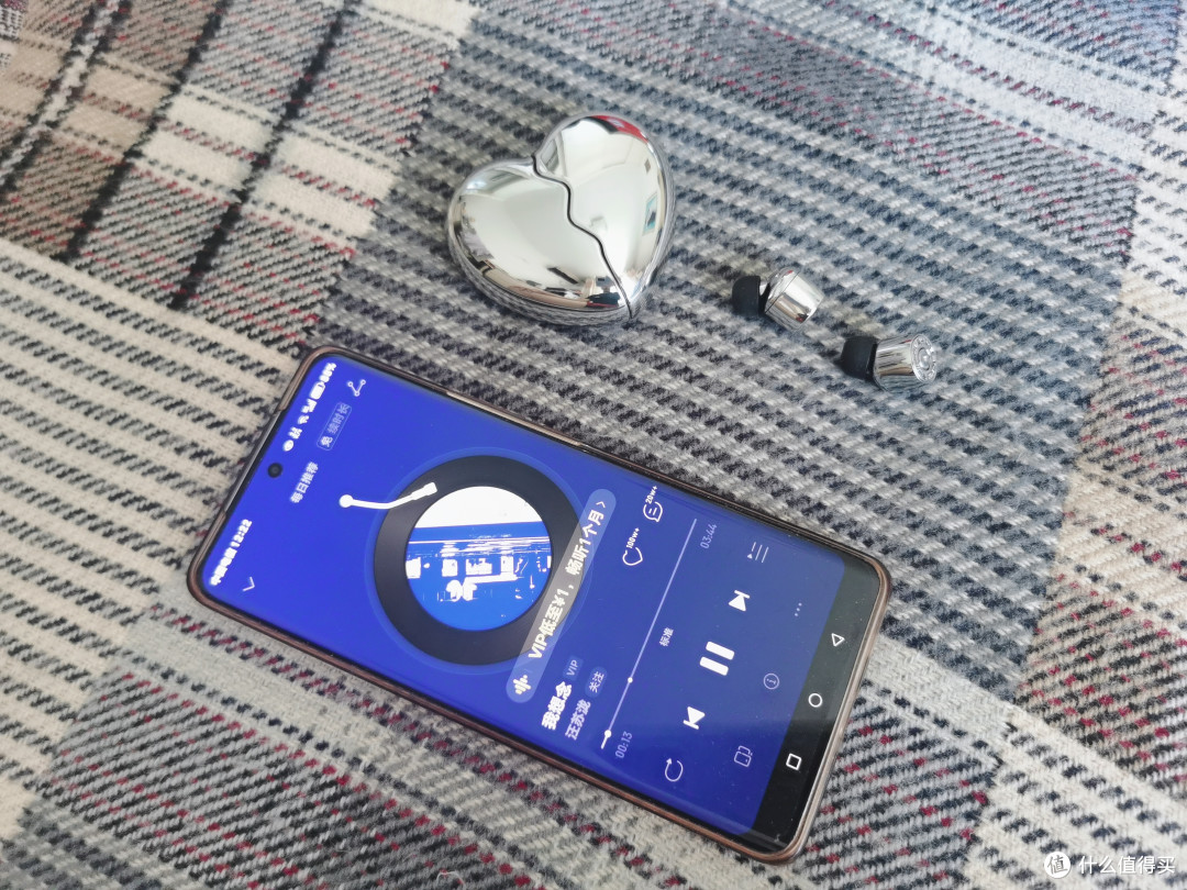被颜值耽误的实力派!ZIIM 爱心耳机实测:3.8 克的音质浪漫暴击