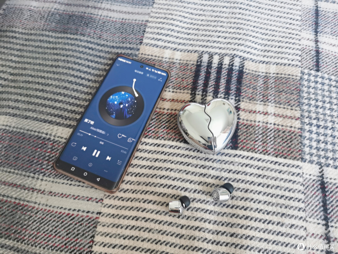 被颜值耽误的实力派!ZIIM 爱心耳机实测:3.8 克的音质浪漫暴击