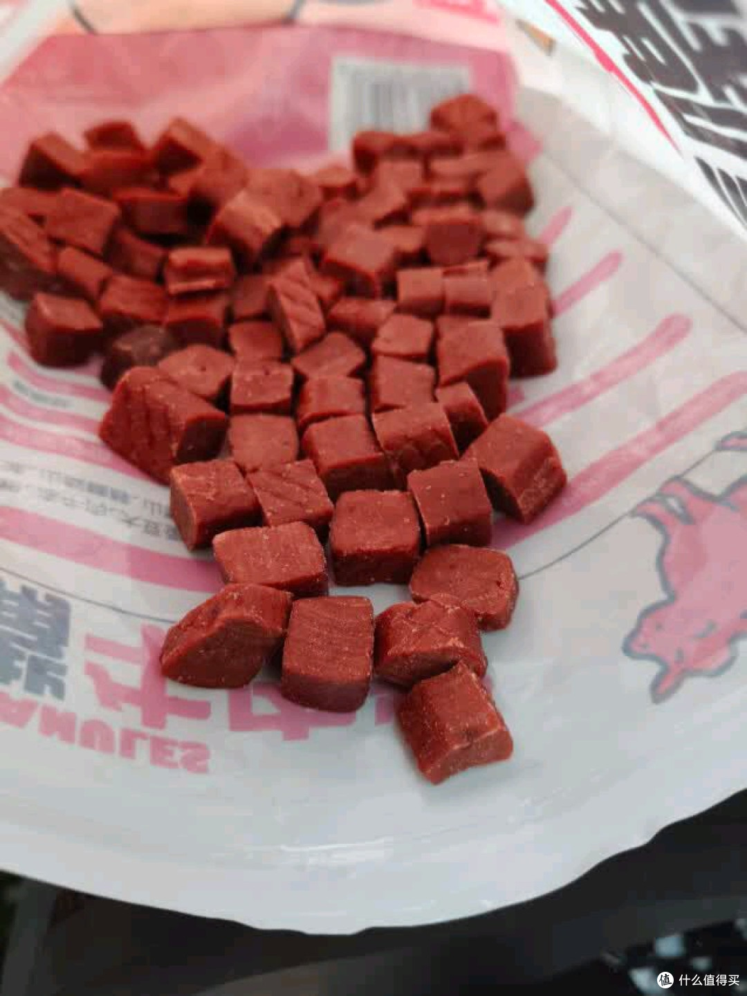 这牛肉粒一掏兜,狗子秒变听话乖崽!