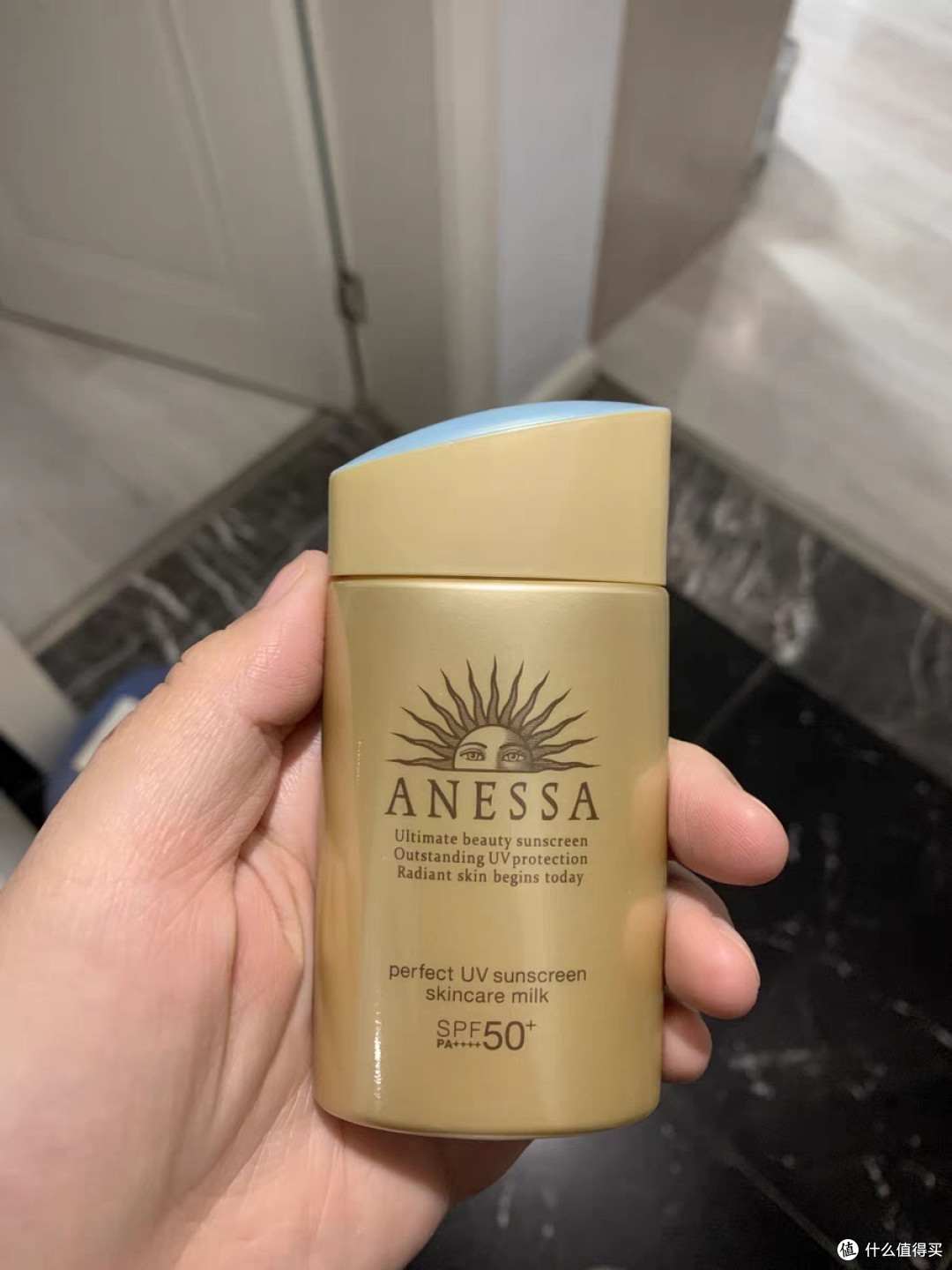 暴晒不黑的秘密!这瓶防晒我囤了一柜子