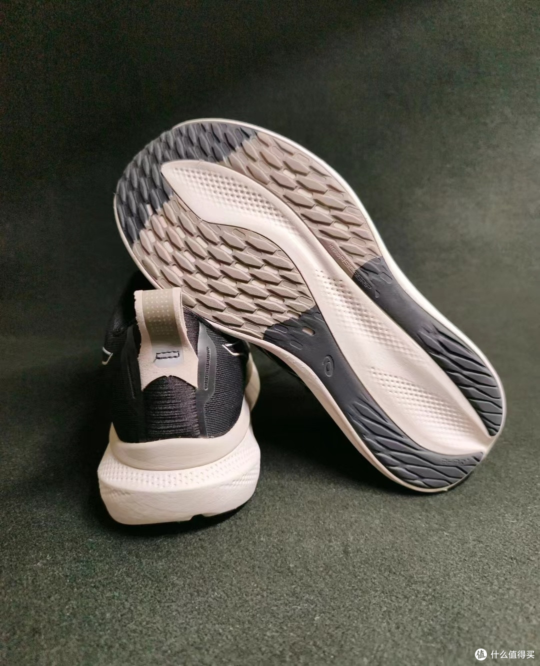 Asics GLIDERIDE MAX 中帮跑步鞋:低调实力派,长跑舒适之选