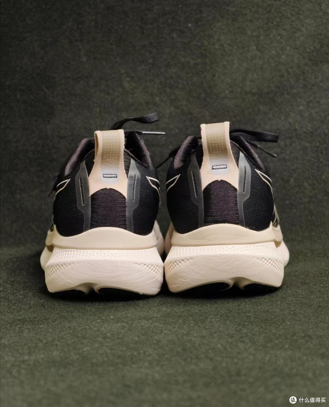 Asics GLIDERIDE MAX 中帮跑步鞋:低调实力派,长跑舒适之选