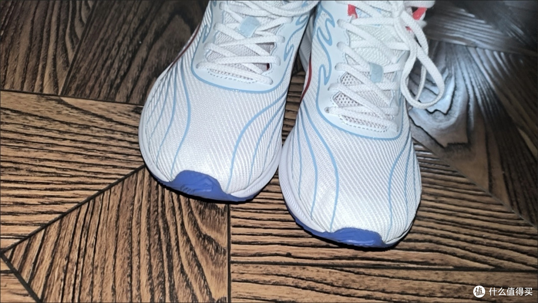 多威训练跑鞋:轻便稳固透气