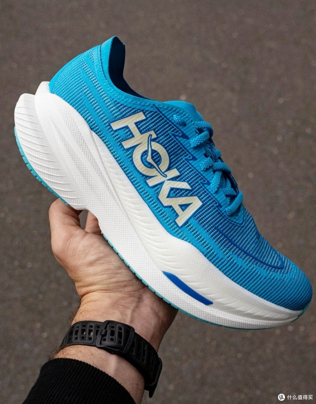 跑鞋界的 “蓝色精灵”:HOKA ONE ONE MACH X2