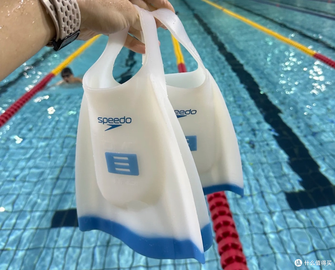 一脚蹬进速度王国:Speedo DMC联名脚蹼
