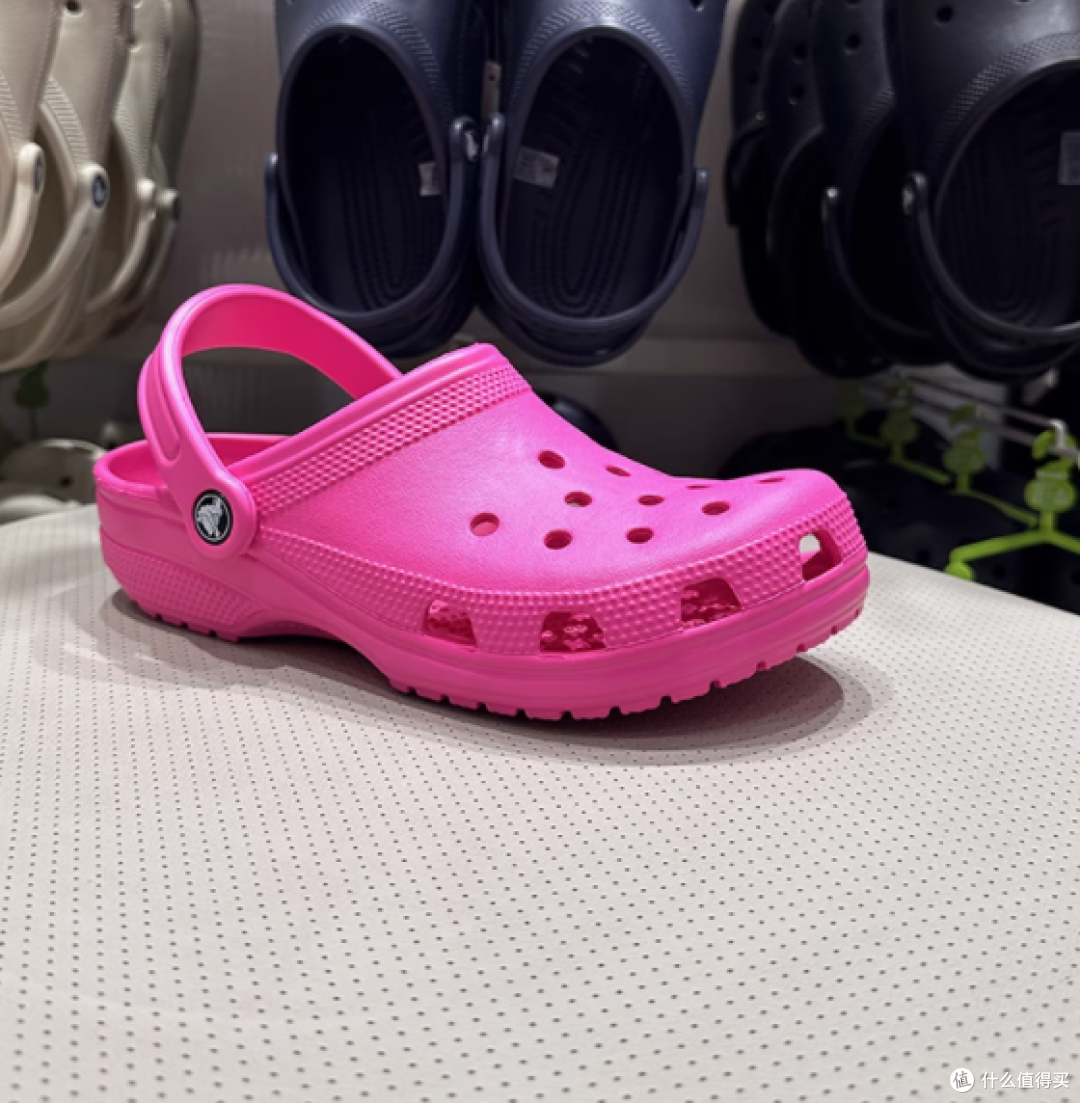 Crocs 卡骆驰经典洞洞鞋：夏日时尚与舒适的完美融合