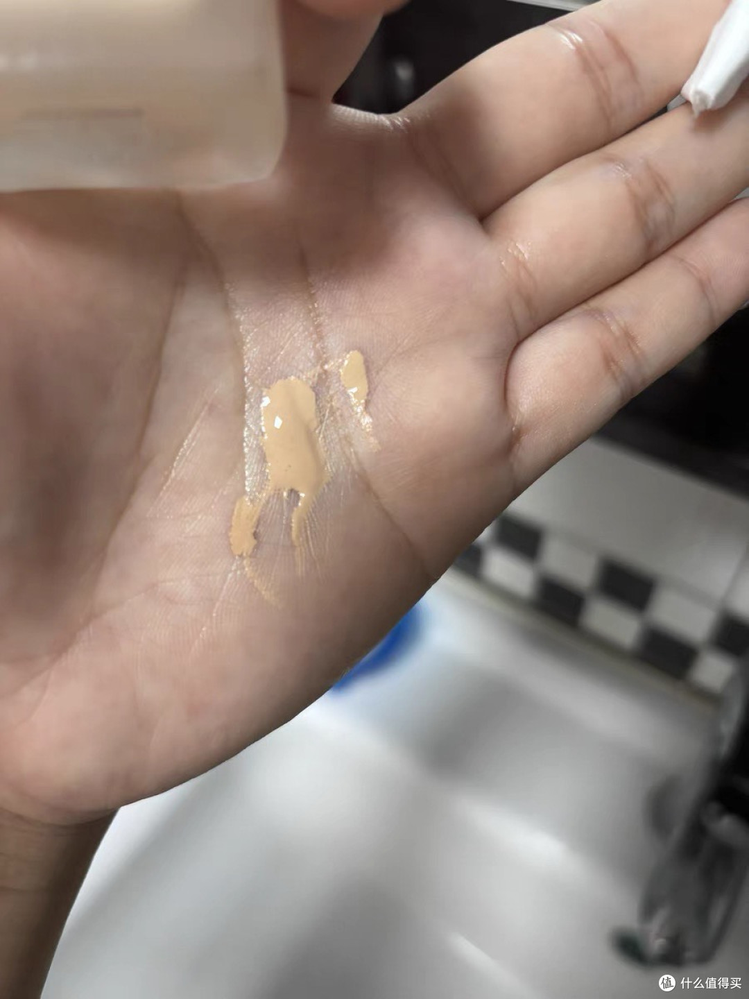 完美日记粉底液:轻盈遮瑕持久