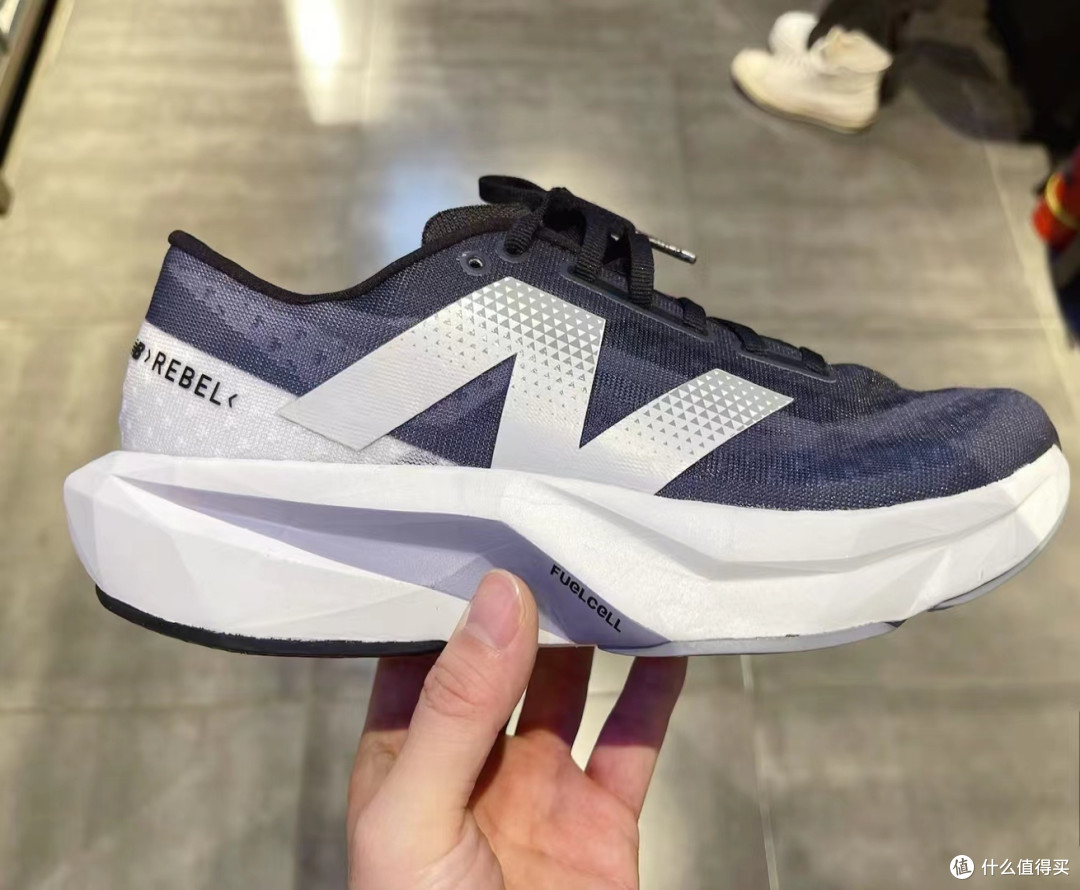 New Balance FuelCell Rebel v4 跑鞋:稳定支撑,舒适脚感