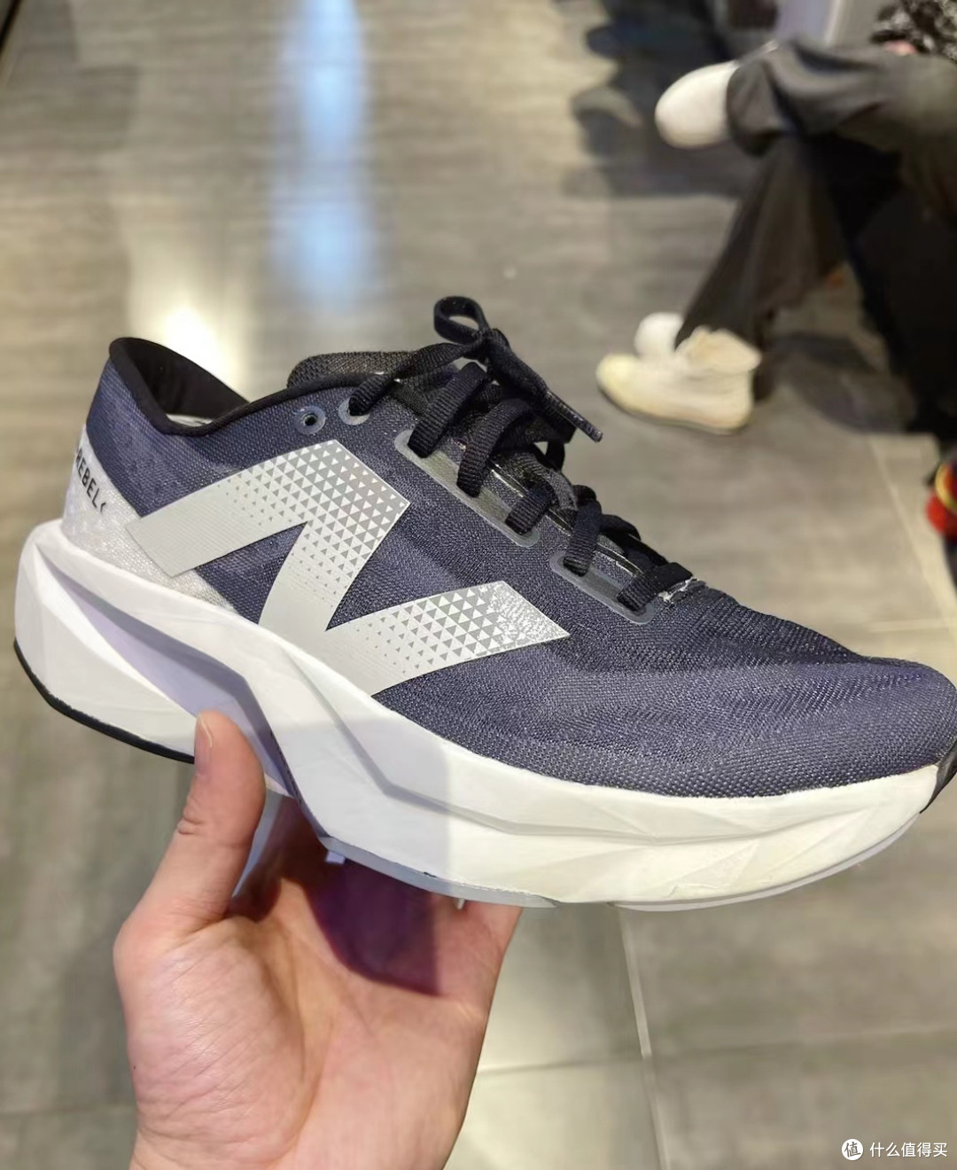 New Balance FuelCell Rebel v4 跑鞋:稳定支撑,舒适脚感