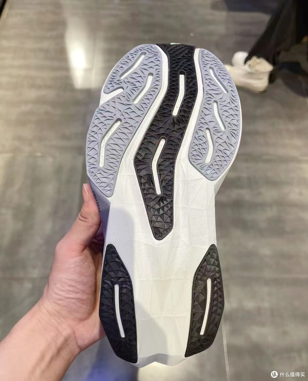 New Balance FuelCell Rebel v4 跑鞋:稳定支撑,舒适脚感