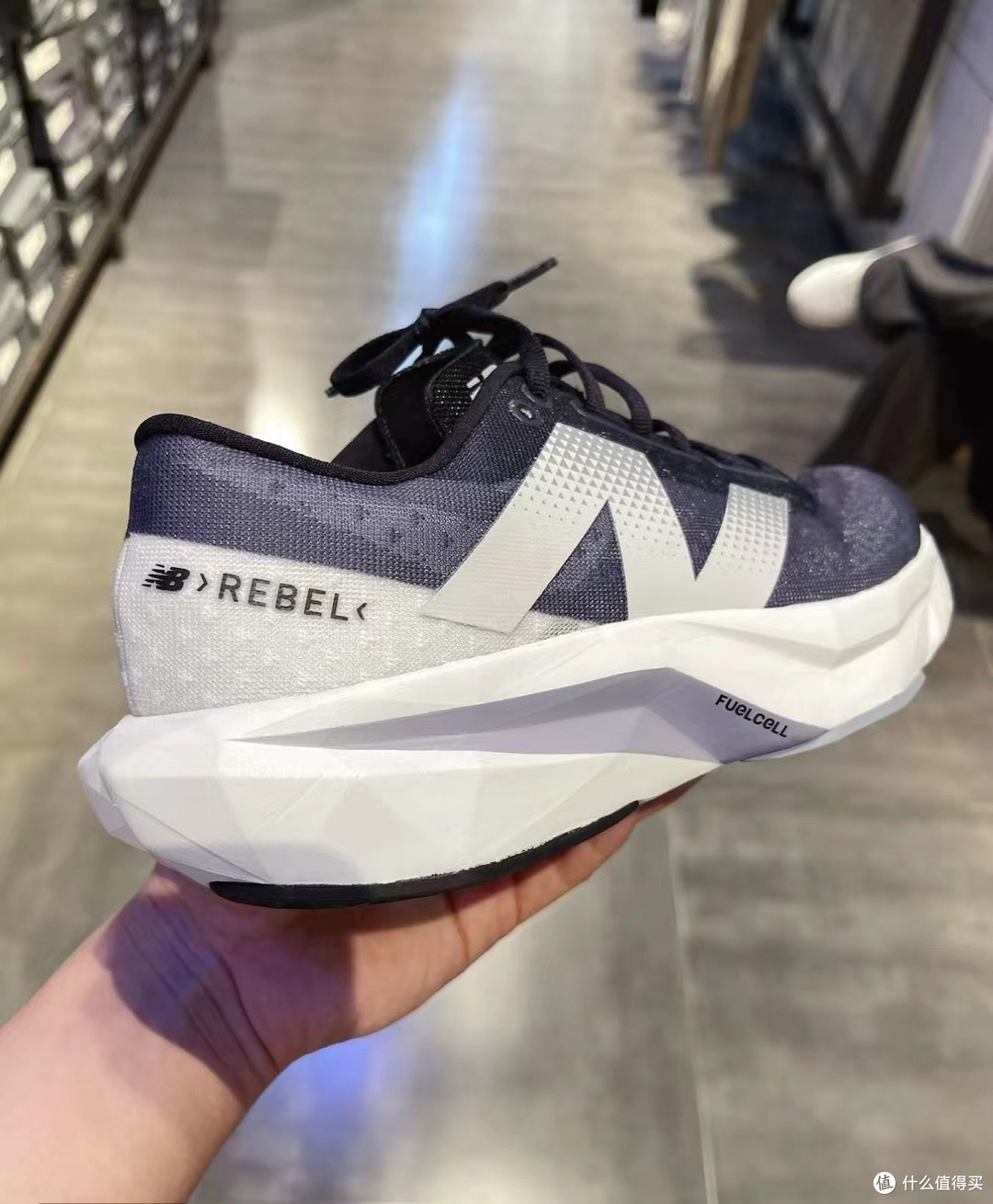 New Balance FuelCell Rebel v4 跑鞋:稳定支撑,舒适脚感