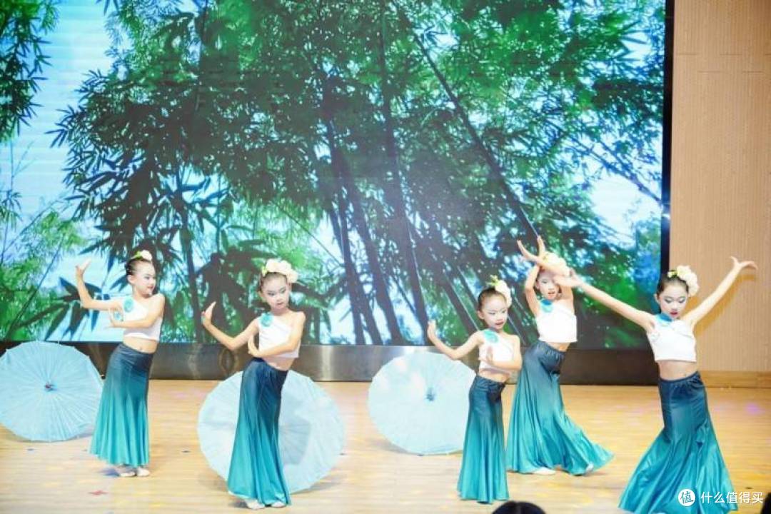 白鹤洞街道华尚社区与幸福金龄会联袂献礼“七·一”文艺盛宴