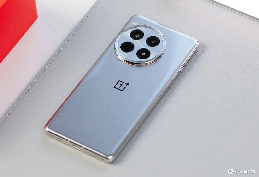 一加坚决清仓,从4399元跌至2825元,24GB+1TB+6100mAh+光学防抖