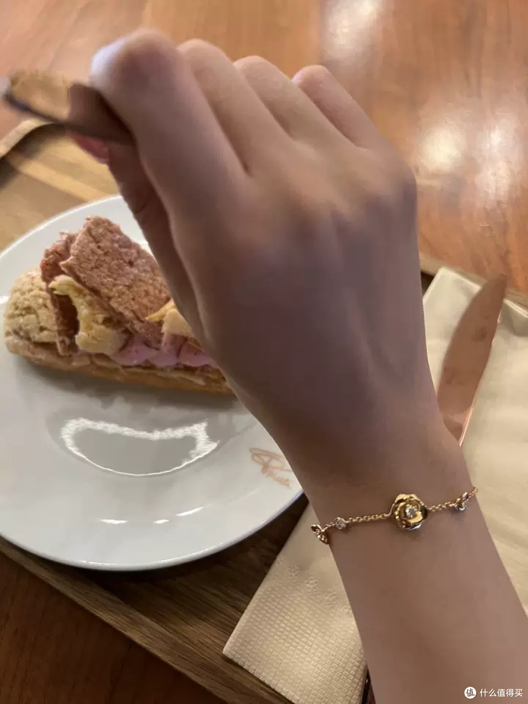 当玫瑰在腕间绽放：Piaget Rose系列手链的诗意栖居