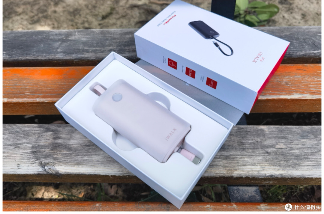 日常通勤出差游玩电量告急怎么办?iWALK 迷你自带线充电宝解烦忧