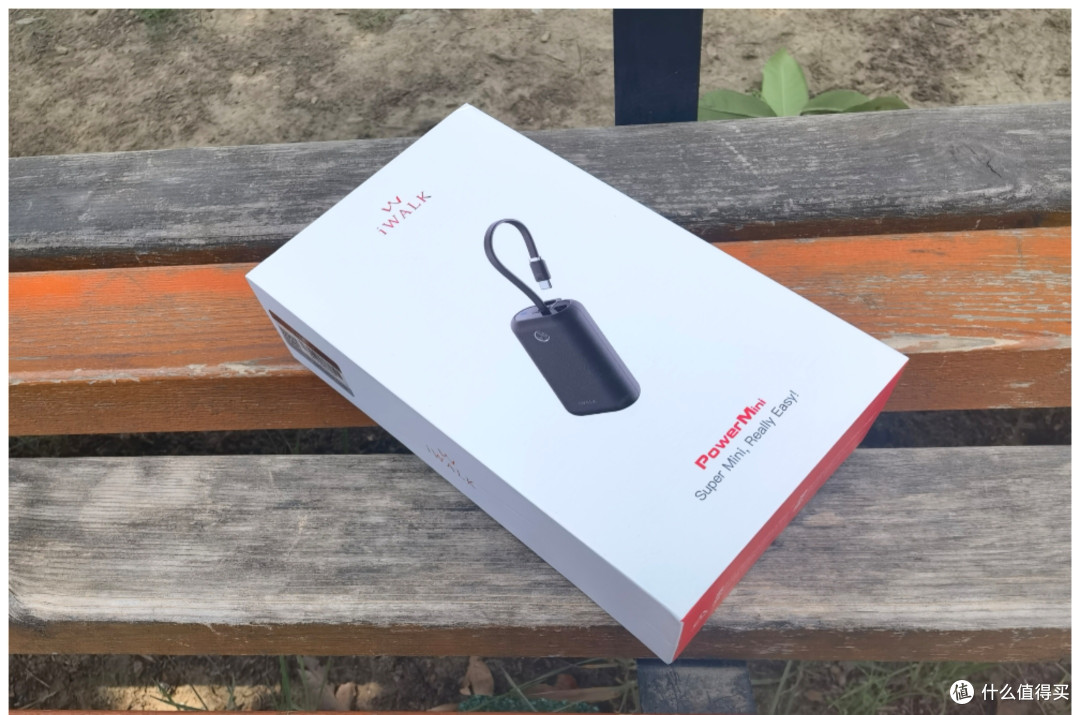 日常通勤出差游玩电量告急怎么办?iWALK 迷你自带线充电宝解烦忧