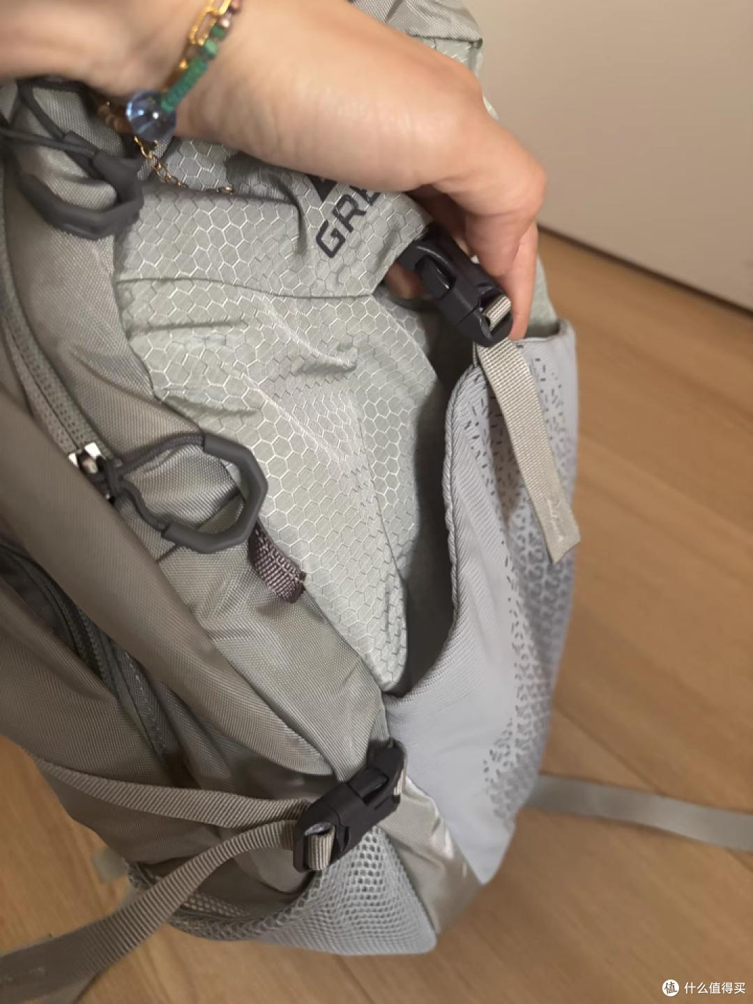 徒步党狂喜!这 20L 背包轻到像背了个空壳