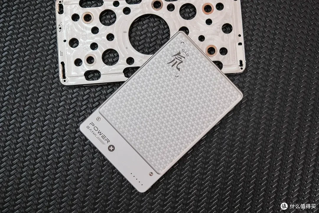 军工电芯加持！8mm超薄+磁吸快充，这款充电宝让iPhone用户疯狂