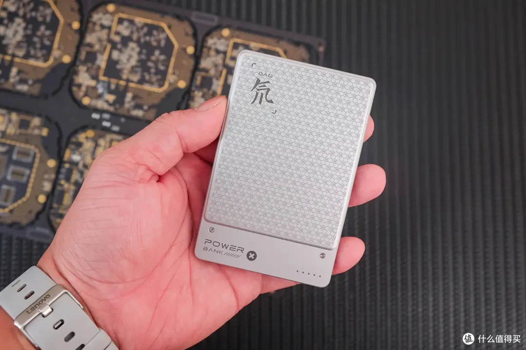 军工电芯加持！8mm超薄+磁吸快充，这款充电宝让iPhone用户疯狂