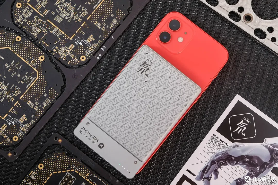 军工电芯加持！8mm超薄+磁吸快充，这款充电宝让iPhone用户疯狂