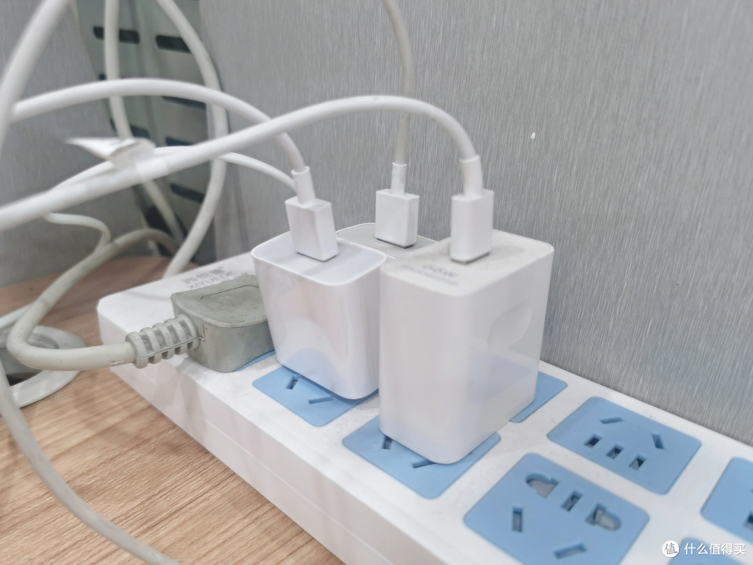 这充电器居然会卖萌?!我的桌面从此多了个会变脸的小可爱