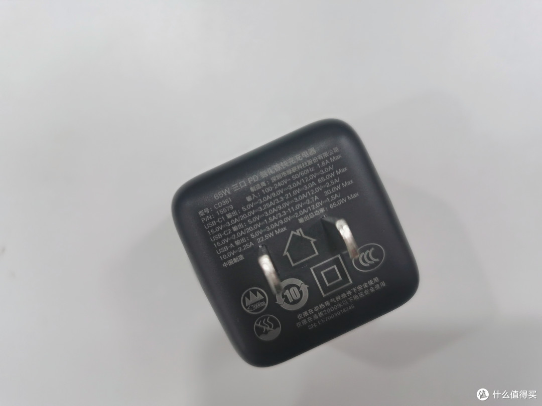 这充电器居然会卖萌?!我的桌面从此多了个会变脸的小可爱