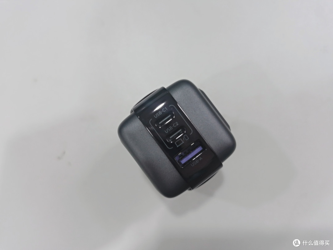 这充电器居然会卖萌?!我的桌面从此多了个会变脸的小可爱