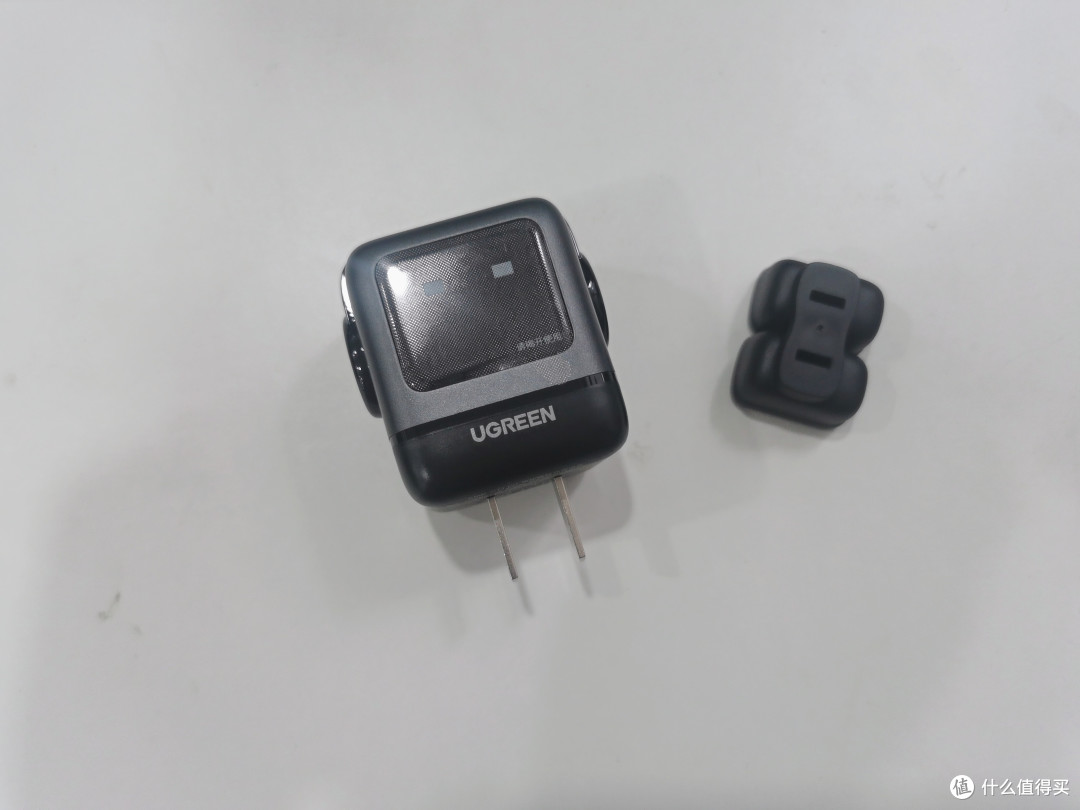 这充电器居然会卖萌?!我的桌面从此多了个会变脸的小可爱