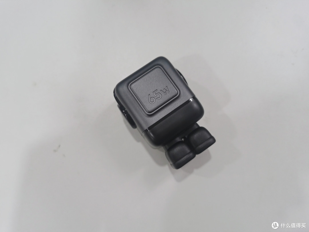 这充电器居然会卖萌?!我的桌面从此多了个会变脸的小可爱