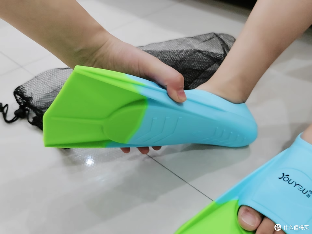 有这脚蹼,我在水里直接化身 “浪里小白龙”