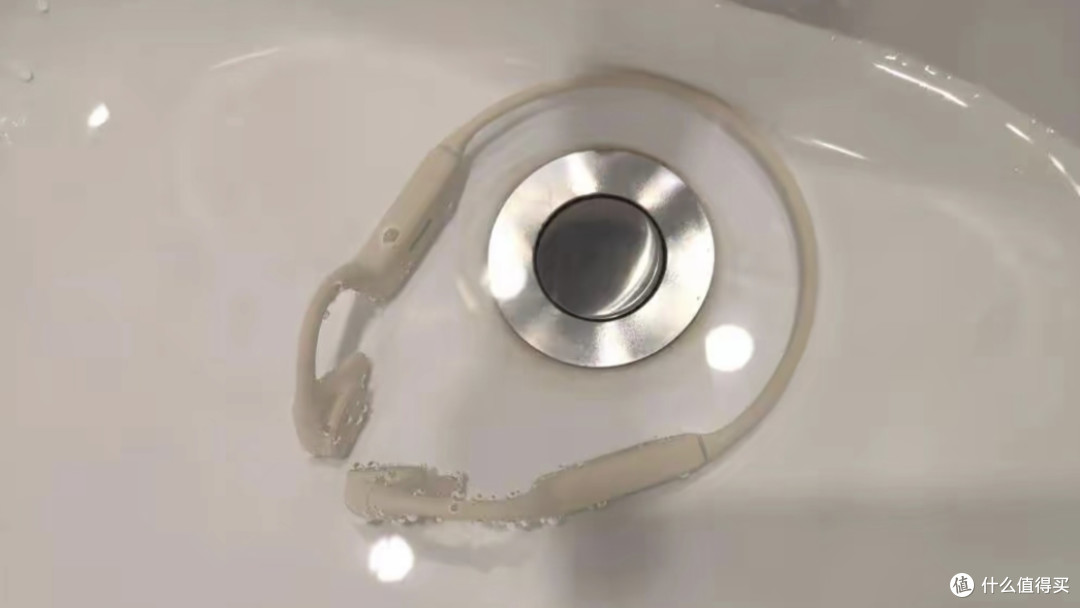 暴雨天跑步耳机掉进下水道？这个防水狂魔让我彻底告别设备焦虑
