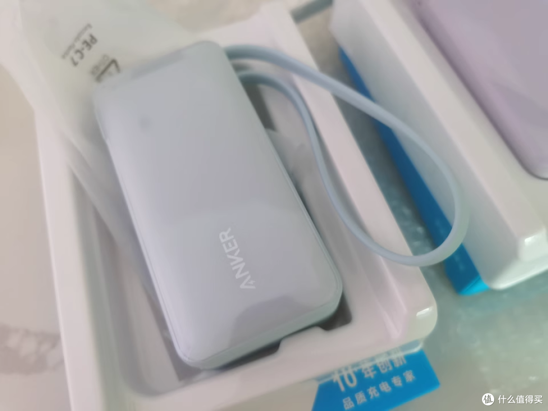 Anker 三合一充电宝：小身材藏着大能量！​