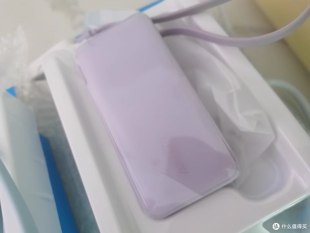 Anker 三合一充电宝：小身材藏着大能量！​