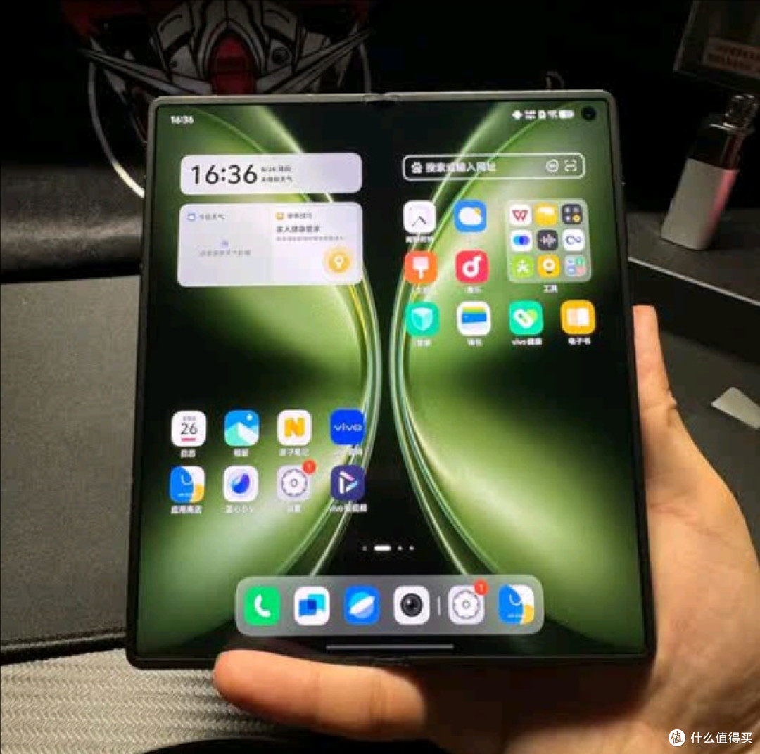 vivo X Fold5 超可靠的 AI 折叠屏手机 ，比传统的智能手机还轻薄