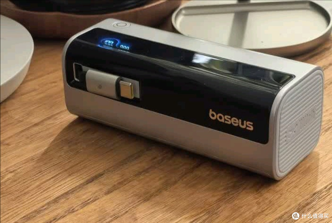 倍思 极客充；我的3C认证，可带上飞机的2万毫安充电宝