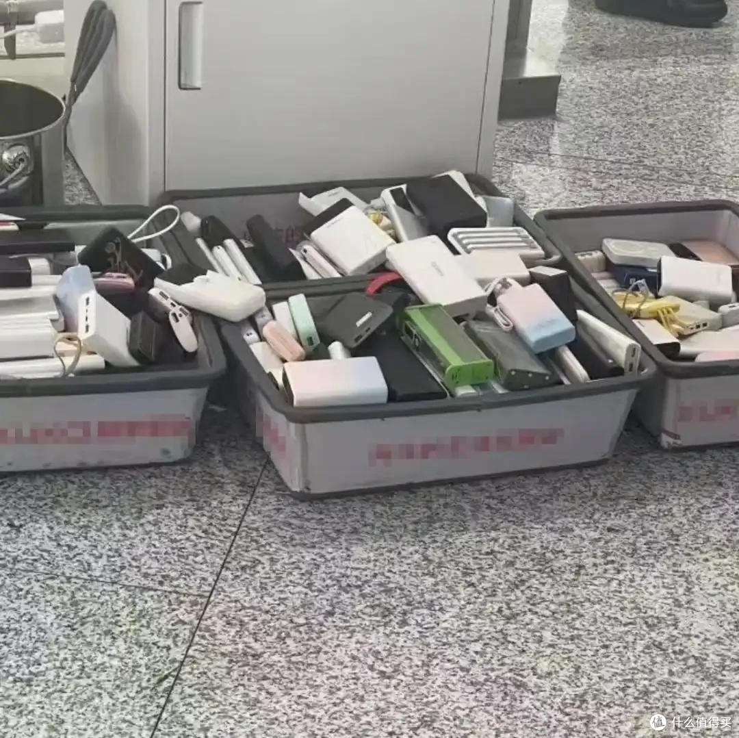 旅途中的安全伙伴——绿联20000毫安自带线充电宝使用体验