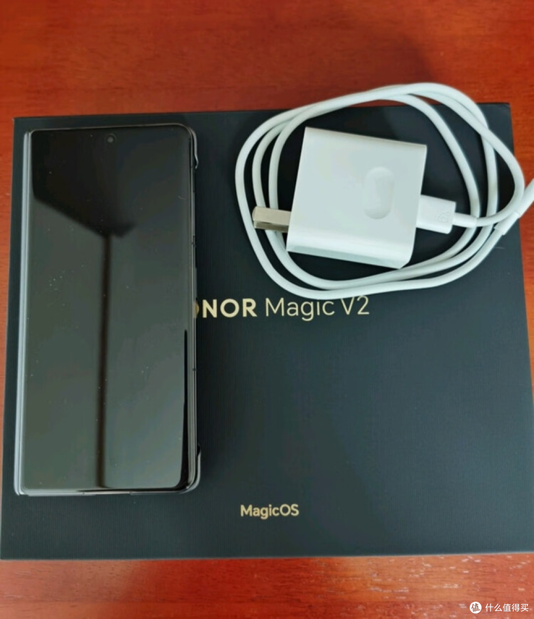 荣耀Magic V2:折叠屏的新哲学
