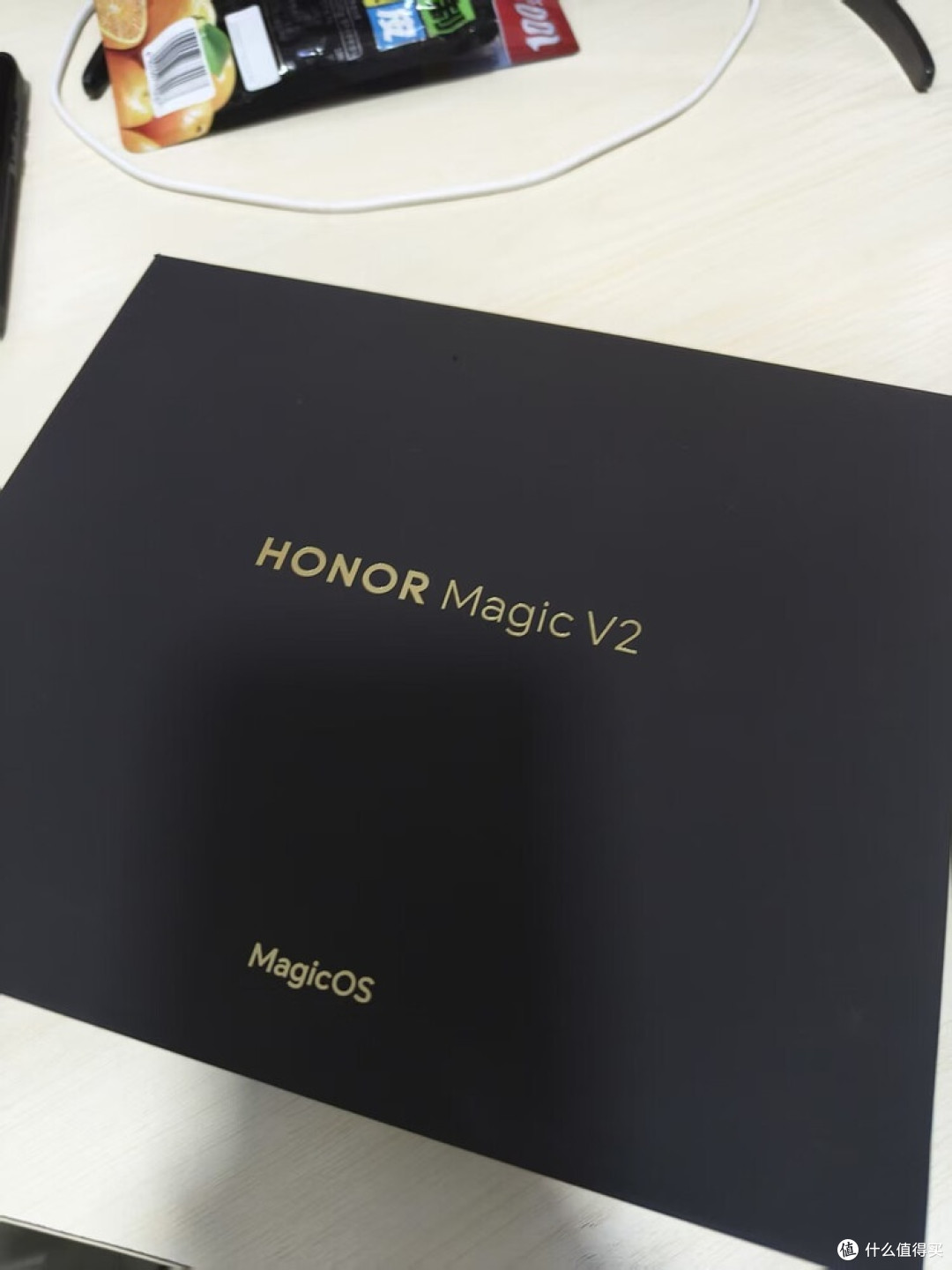 荣耀Magic V2：轻薄折叠屏的突破