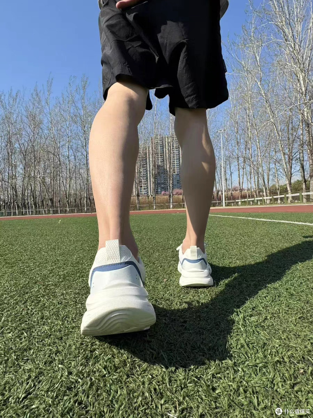 鸿星尔克狂澜3：简约设计与舒适兼备