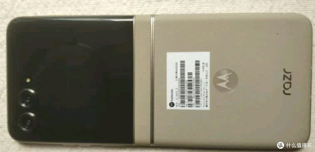折叠新美学，联想moto razr 50开启轻盈智能新篇