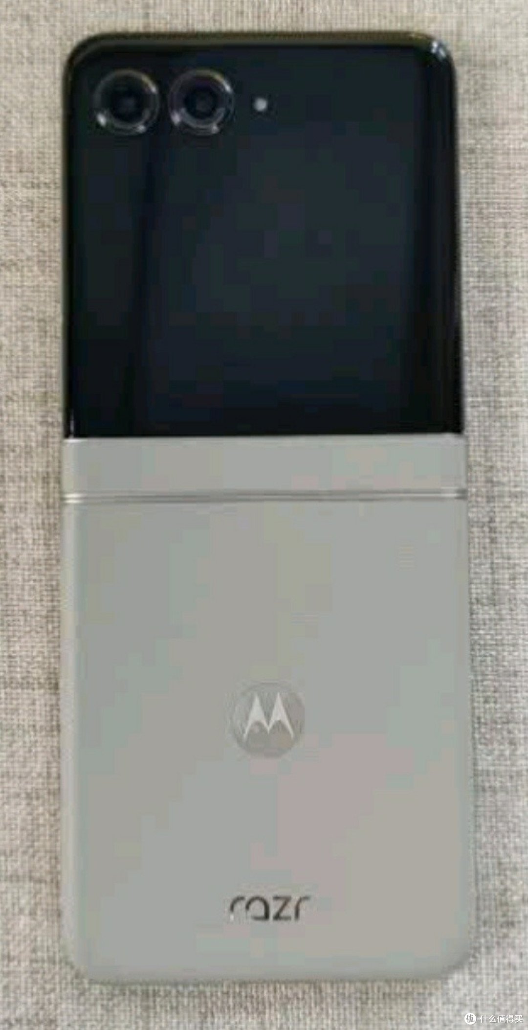 折叠新美学，联想moto razr 50开启轻盈智能新篇