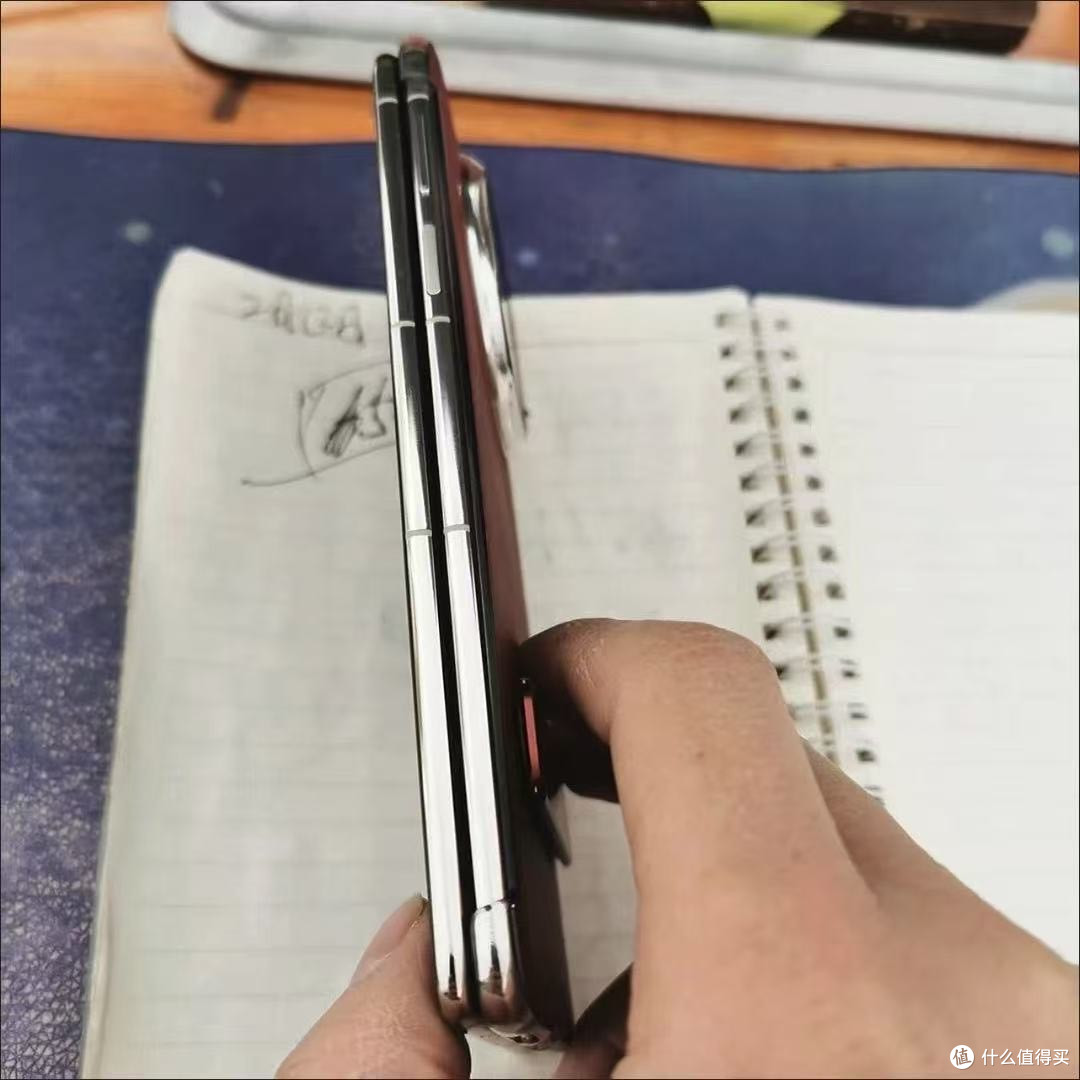 最近我狠狠纠结了一番要不要入手折叠屏手机，研究体验了一圈，现在来给大伙唠唠。