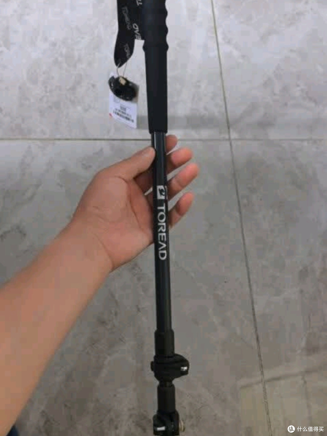 探路者喀纳登山杖户外徒步的得力助手