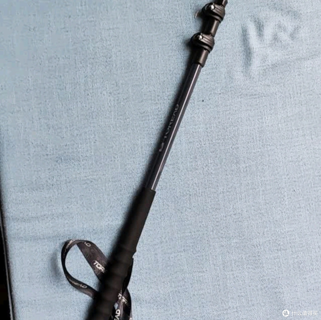 探路者喀纳登山杖户外徒步的得力助手