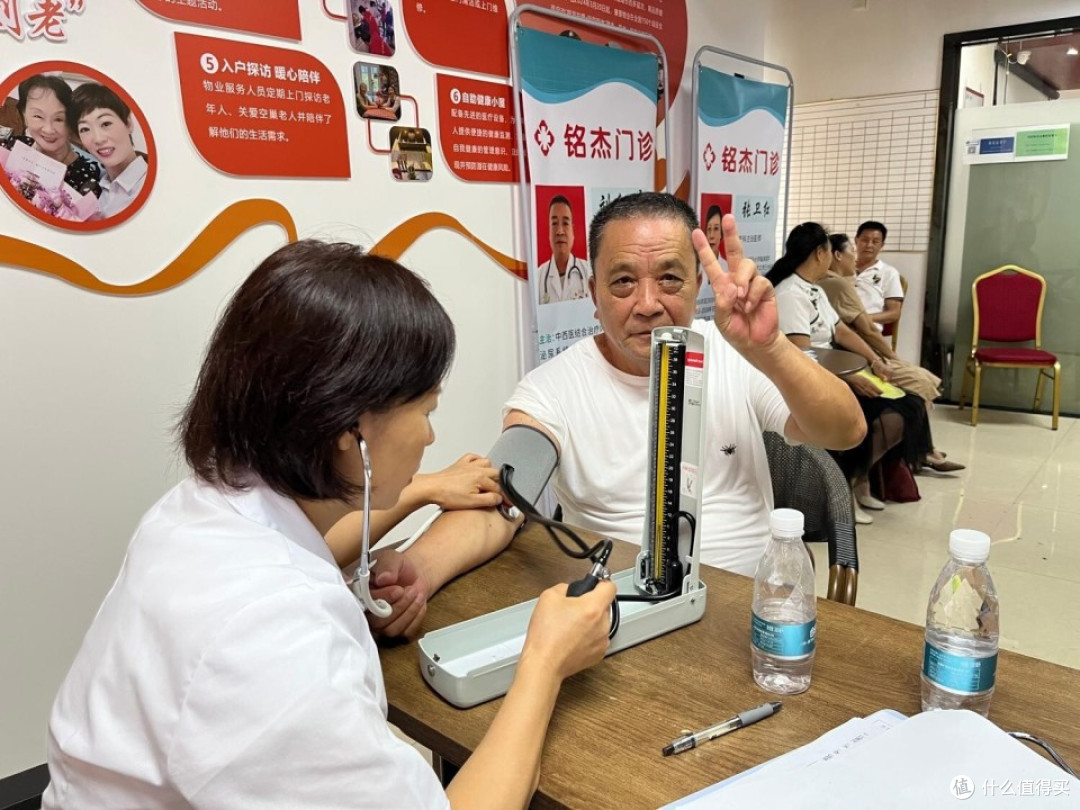 “党建红”引领“健康绿”|健康小屋开业大吉~