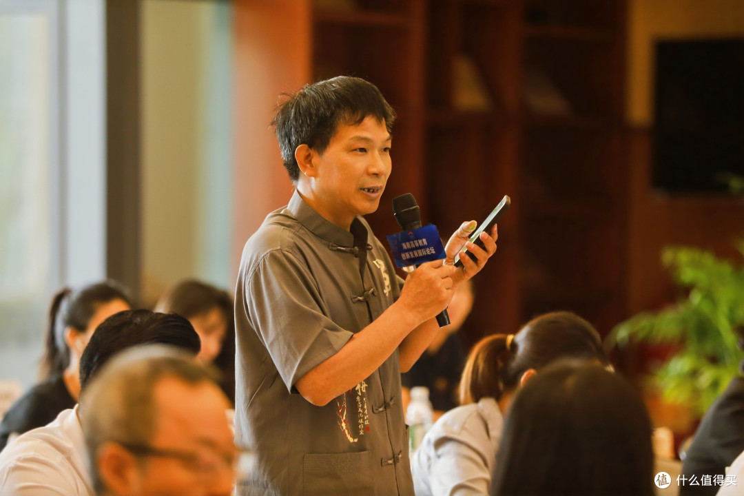 上图说明：《海南高等教育创新发展国际论坛》新闻发布会上，香港《共工新闻社》记者廖红麟正在提问。